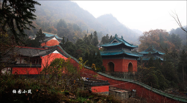 丹牆翠瓦望玲瓏 -- 湖北武當山之紫霄宮