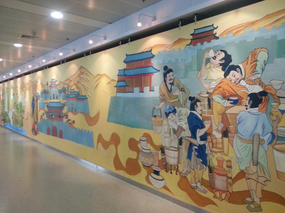 机场的宽宽走廊里有一整幅壁画,描述的应该是秦时风情,厚重的时间感扑
