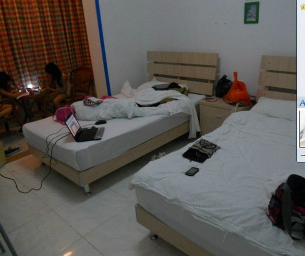 为了给大家展示房间的全景,忽视凌乱吧,玩累了洗过澡的两个孩子,还在