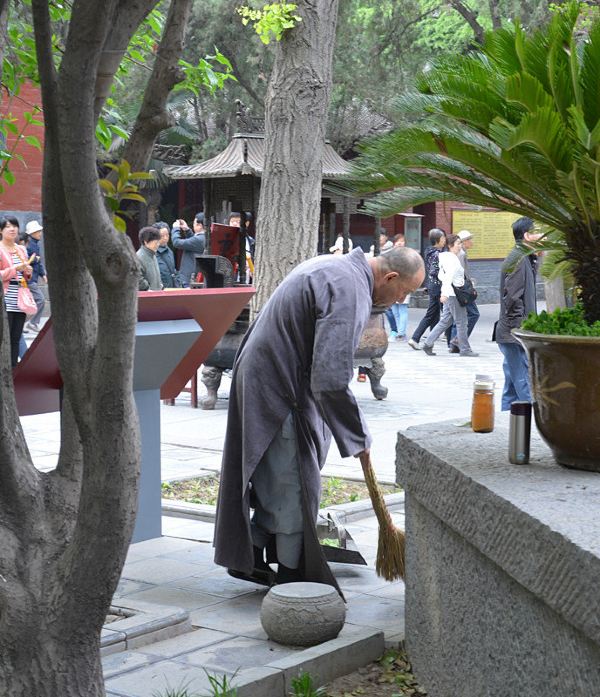 扫地扫地扫心地 心地不扫空扫地 人人都把心地扫 世上无处不净地
