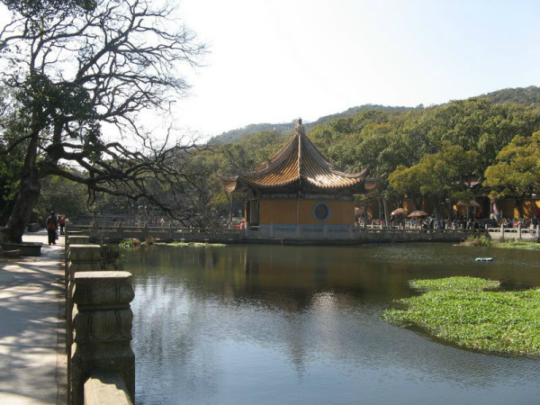 普濟寺是普陀山的第一大寺,普濟寺周邊風景優美,香華街是普陀山的購物