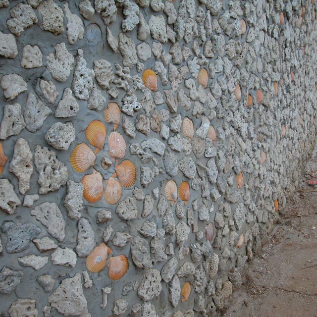 民居的贝壳,珊瑚化石墙.