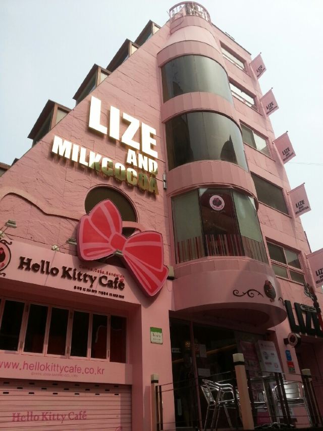 特意找到了hellokitty咖啡店,虽然我不是kitty控,但是满眼粉粉的kitty