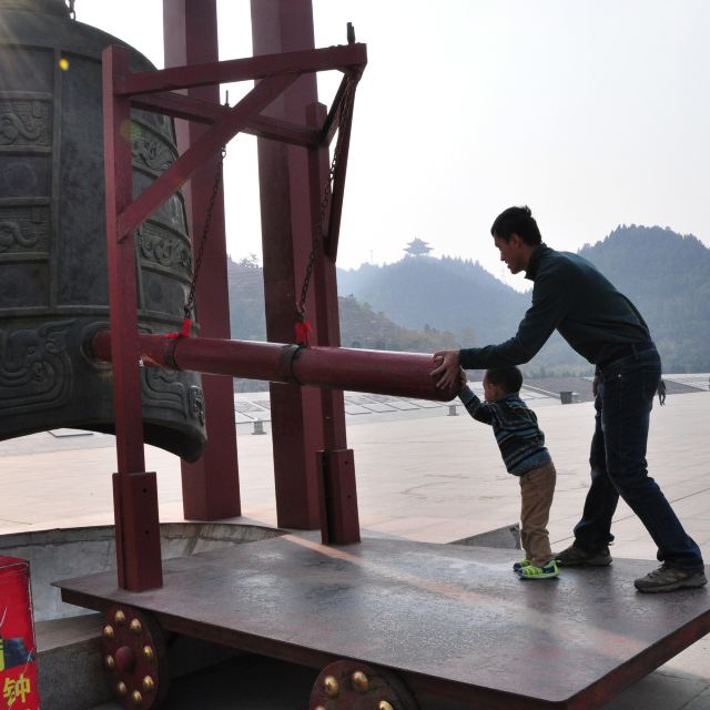 炎黄广场上的大钟,儿子想敲,我们一起来,帮你一把!
