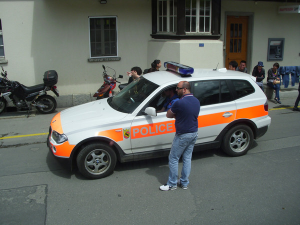 大家担心极了,导游叫来瑞士警察,并要求二位团友乘上各自一辆出租车去