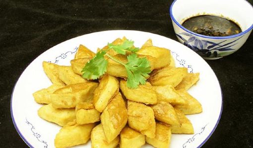 菜系:山西菜 黄糕是大同常见的家常食品,原料是黄米