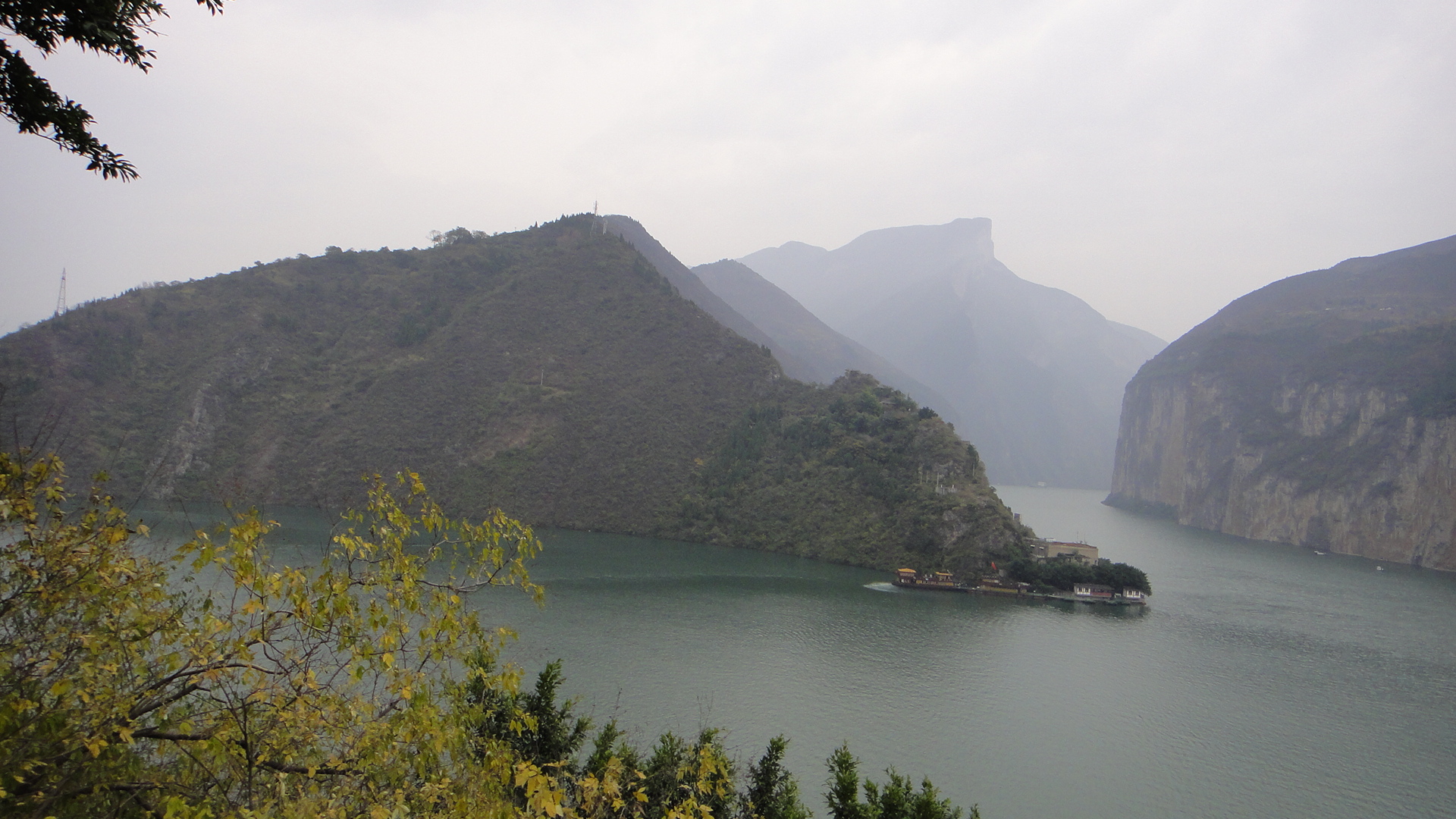 夔門,又名瞿塘峽,雄踞長江三峽之首,西起重慶奉節縣的白帝城,東至巫山