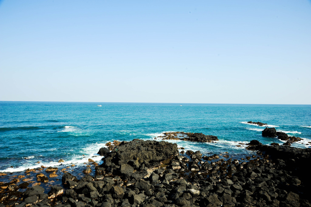 海边一望无垠的海景格外富有魅力