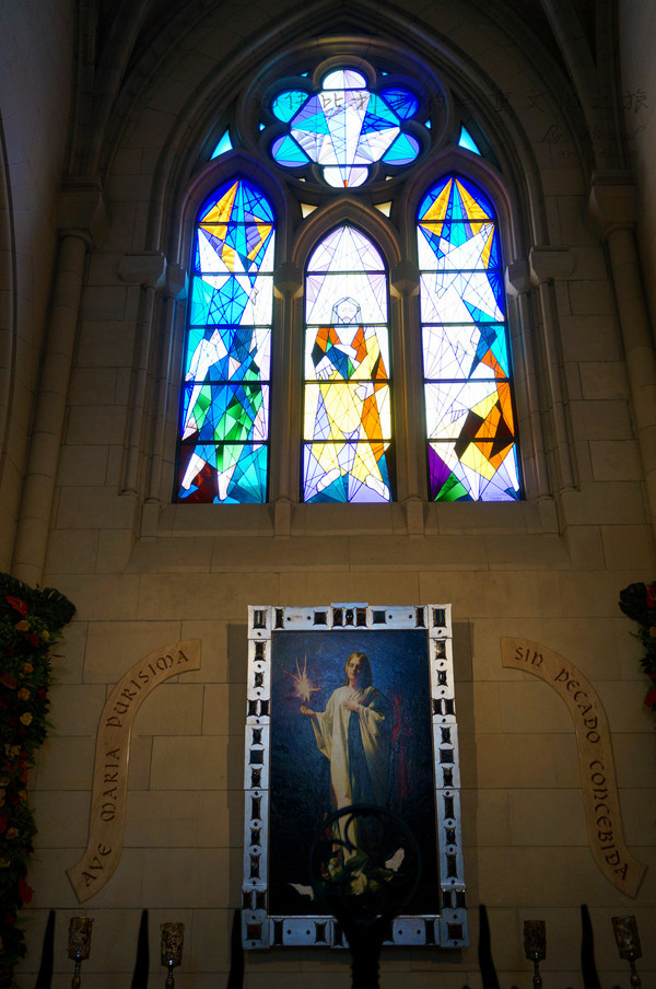 教堂彩窗耶稣图片