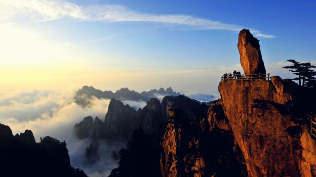雾凇,雪景,日出也是游人不会错过的景观,古人有"五岳归来不看山,黄山