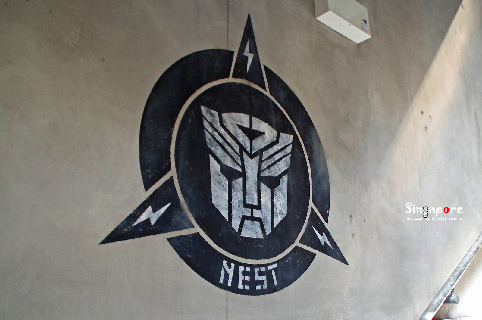 墙上的博派变形金刚标识. 新加坡环球影城