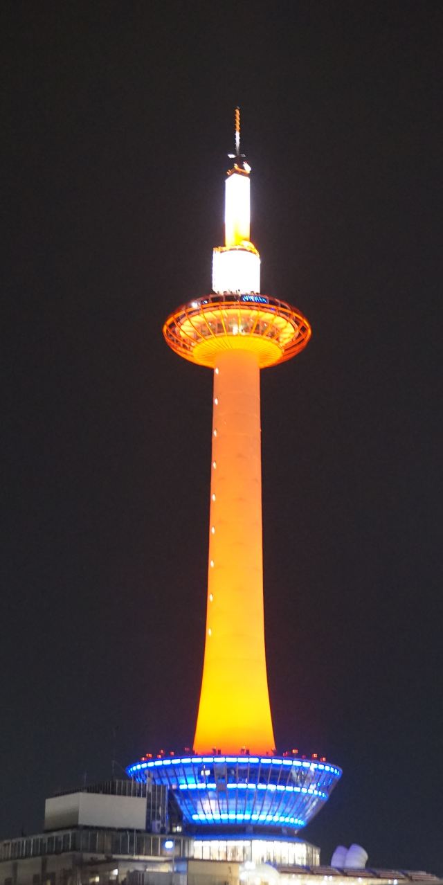 灯光映照下的京都电视塔.