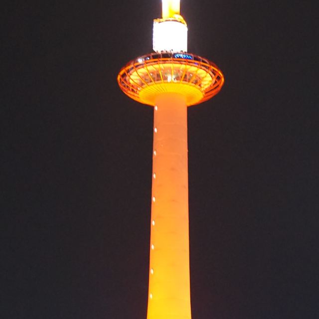 灯光映照下的京都电视塔.