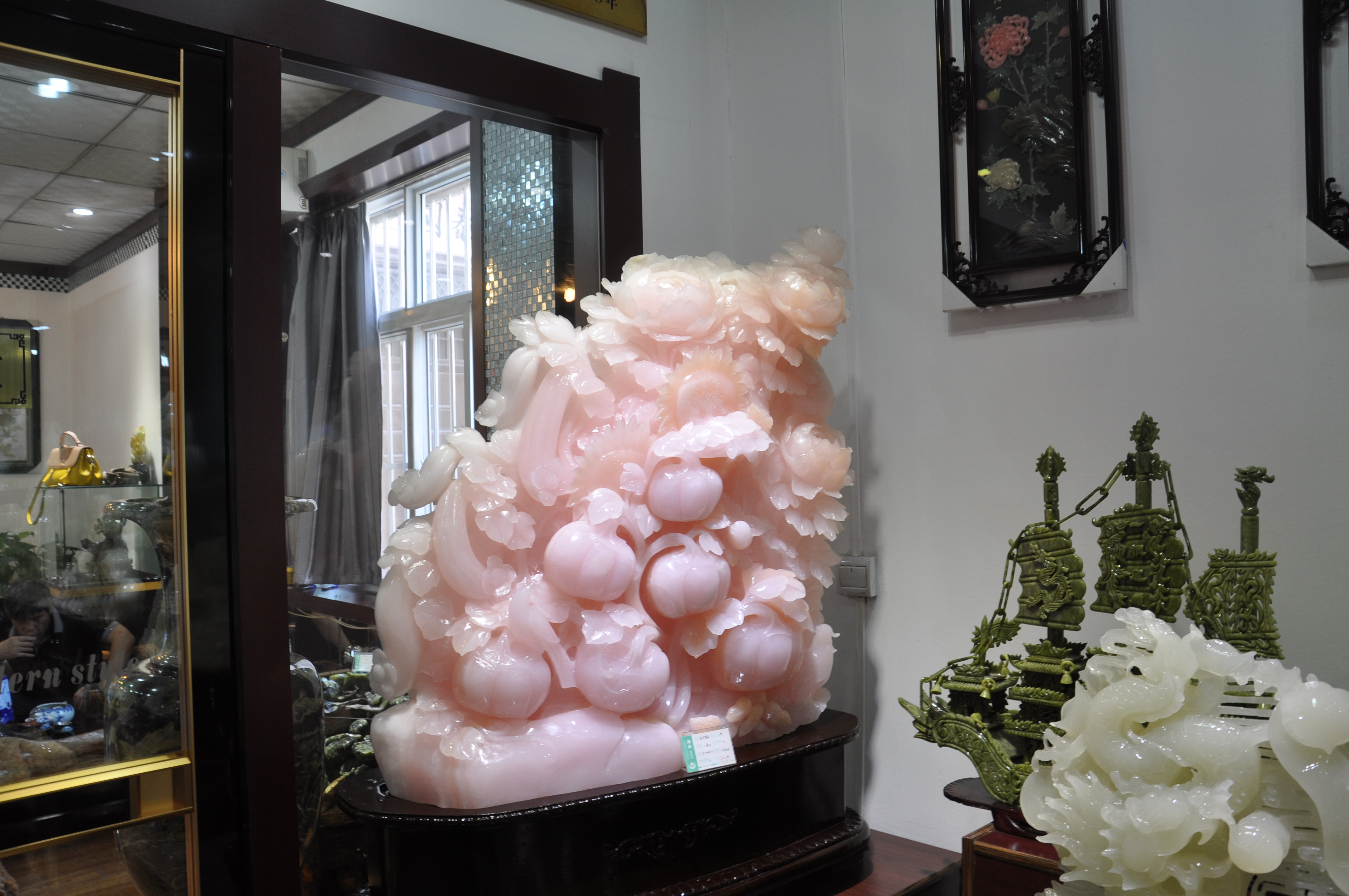 好大一块芙蓉玉,真的美极了,好想搬回家呀!标价168万,打1折的话16.