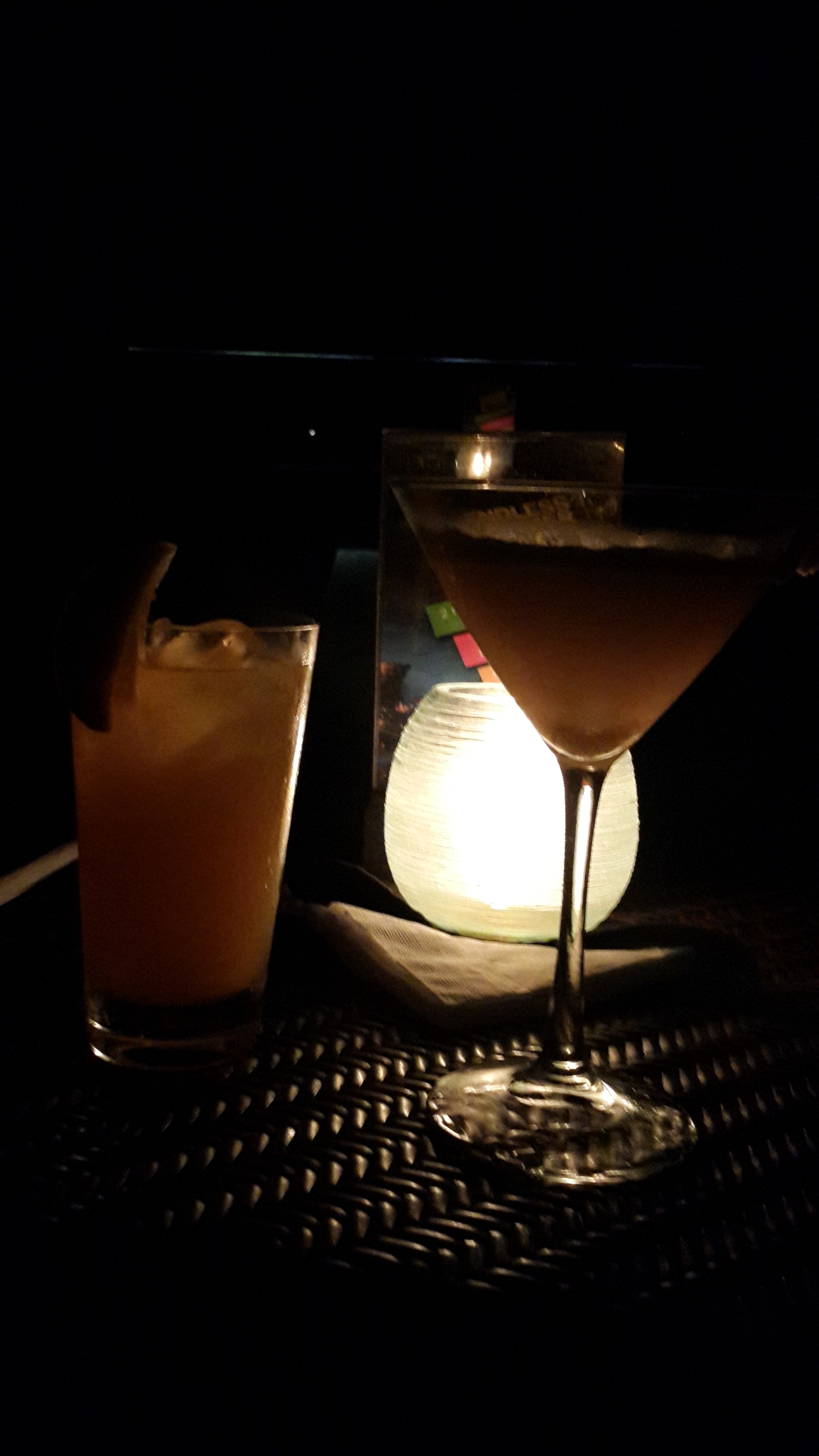 点了一杯鸡尾酒,甜品,橘子汁,两个人人民币200多点,消费还好,酒吧晚上