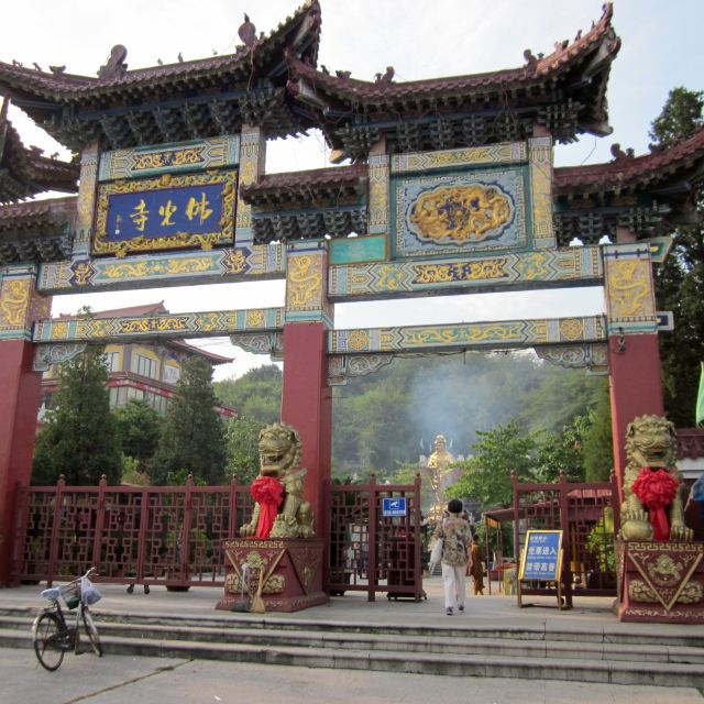 玉佛苑对面的佛光寺,这天是八月十五中秋节,去拜佛的人很多.