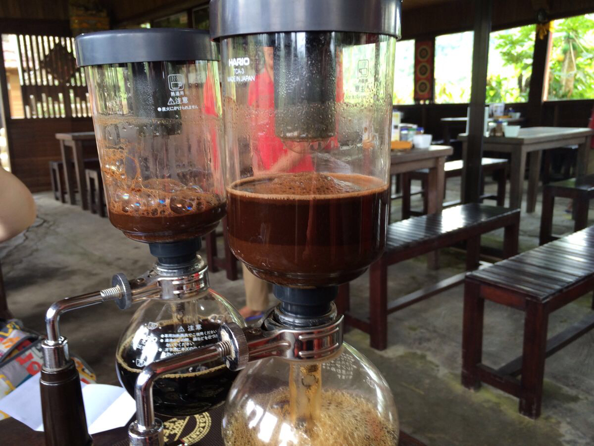 猫屎咖啡是用虹吸壶煮出来的,种植园的茶室十分豪迈,给了好多咖啡粉