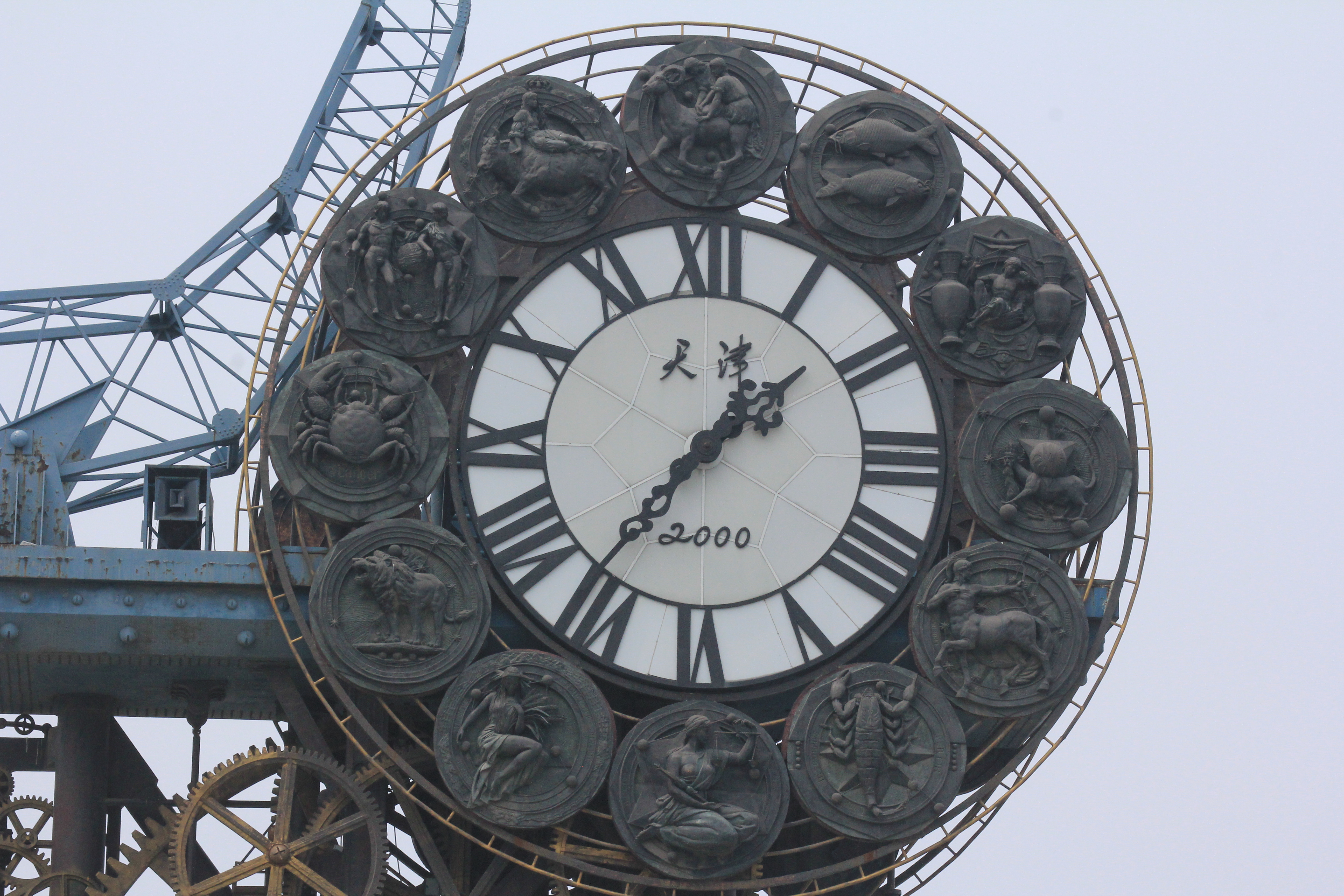 钟表盘的周围采用了12星座的浮雕,画面都是根据最原本的故事创作.