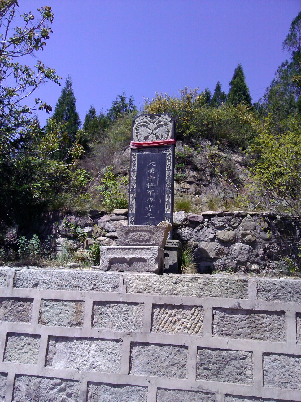 门边是李存孝墓,但是不知是不是真的.故事肯定是真的.