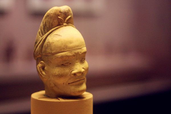 (唐白釉太监头,永泰公主墓出土的,一看面相就知道是个太监.