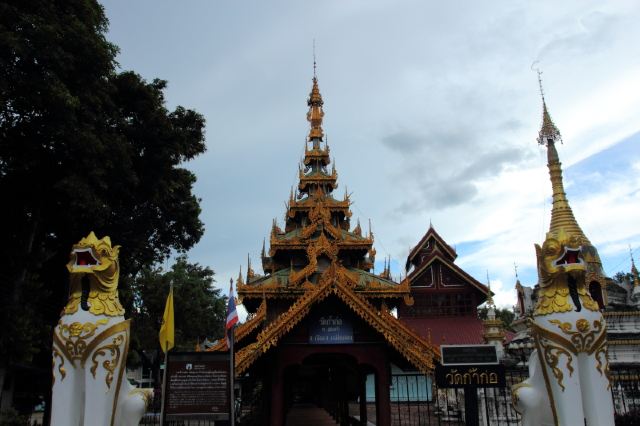 多依东穆寺正门