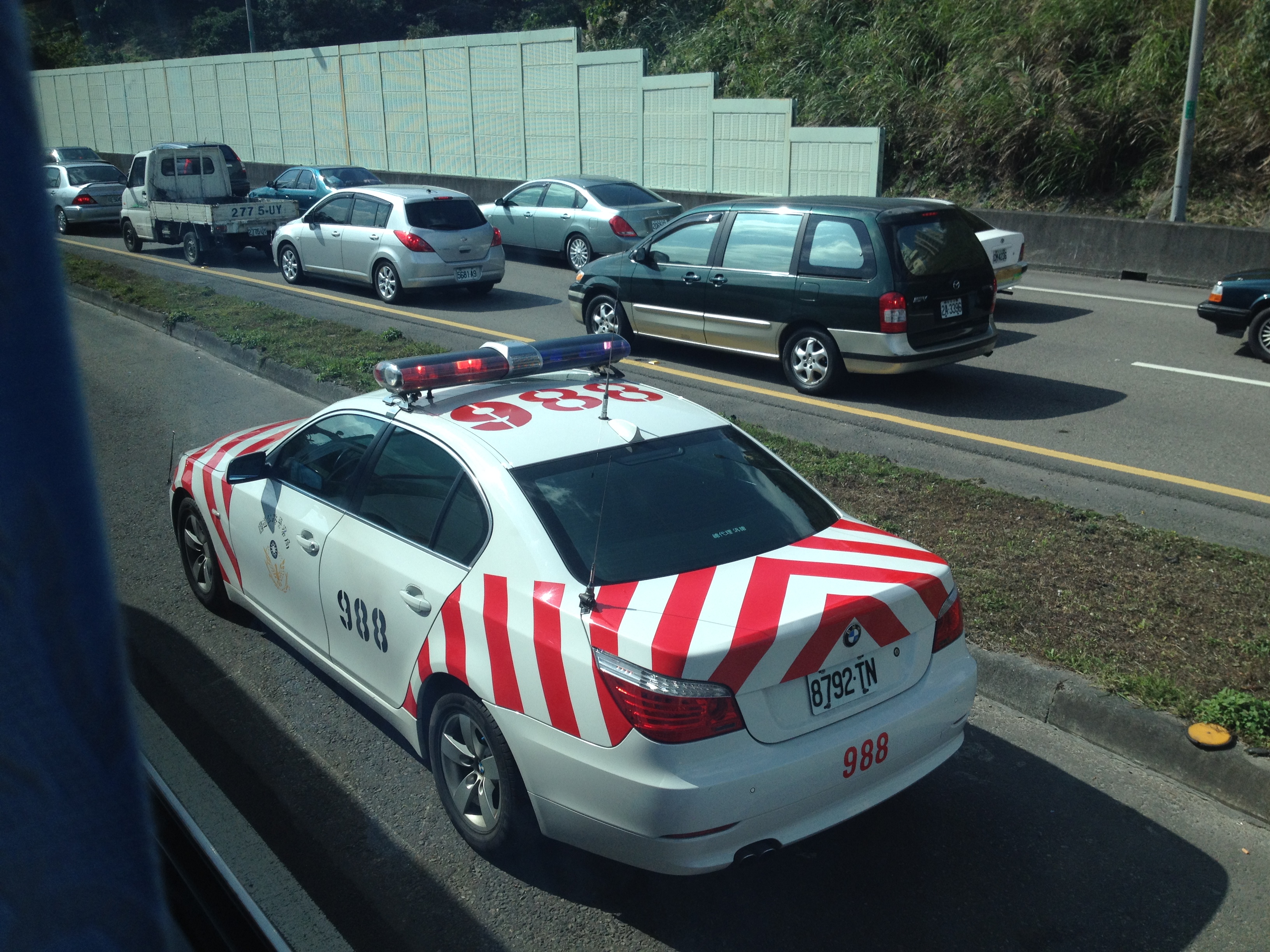 大年初一,高速公路堵車,驚現寶馬5系警車