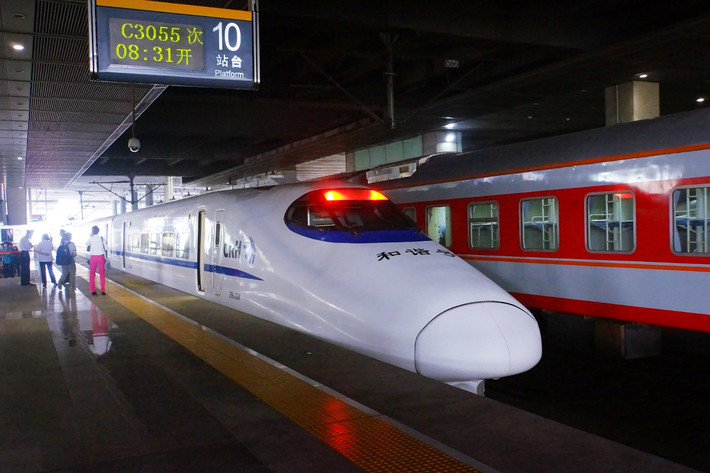 "上海南站往返金山卫"运营车辆系和谐号动车组.