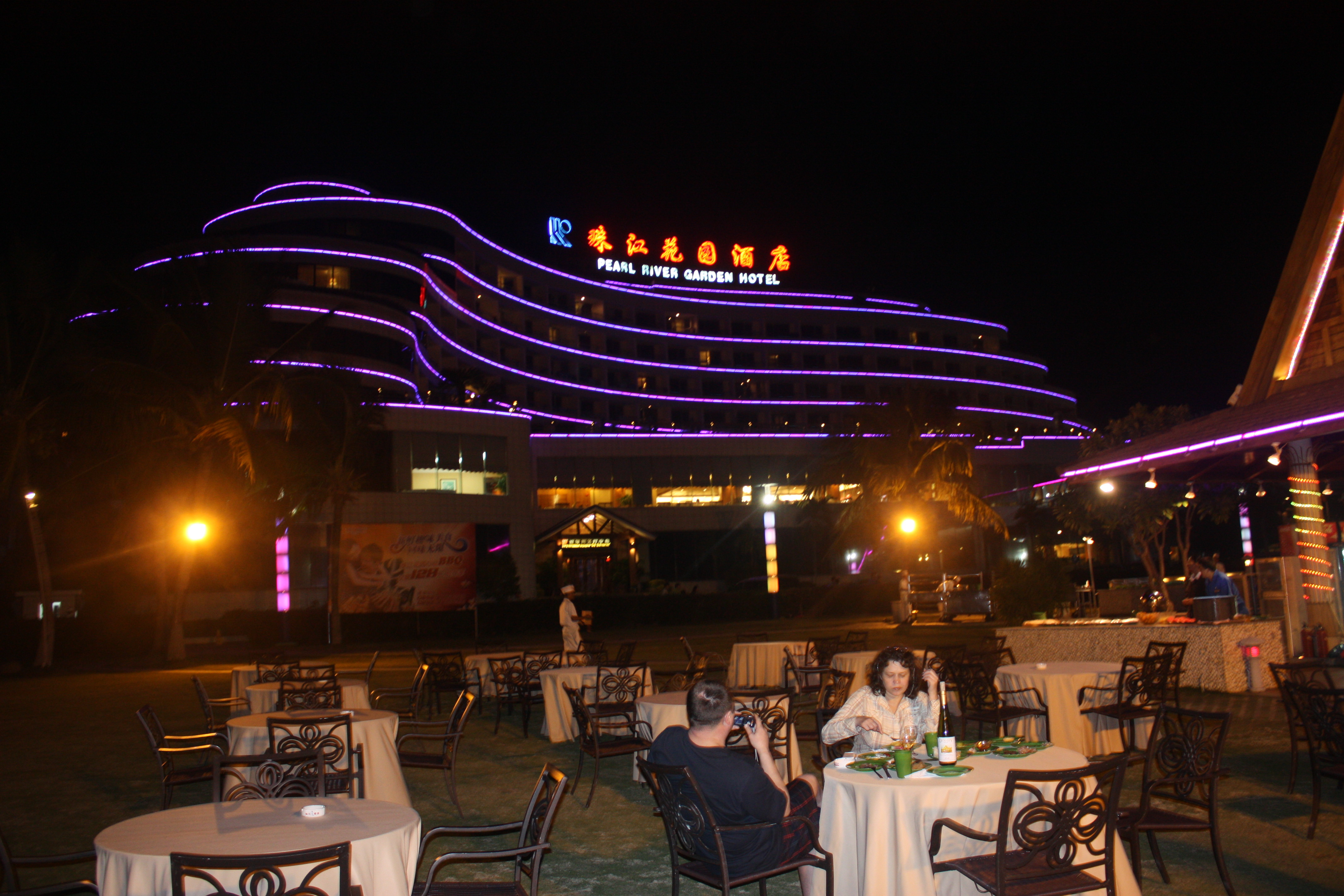 酒店门前的沙滩上供应烧烤,饮料,吹着夏夜的海风,喝点啤酒,感觉非常棒