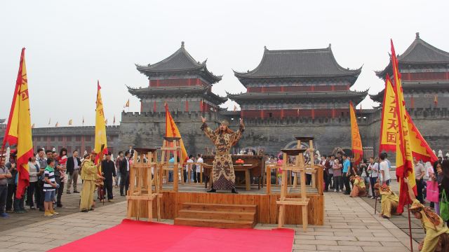 南海影视城位于佛山市南海区狮山镇南国桃园旅游度假区,是中央电视台