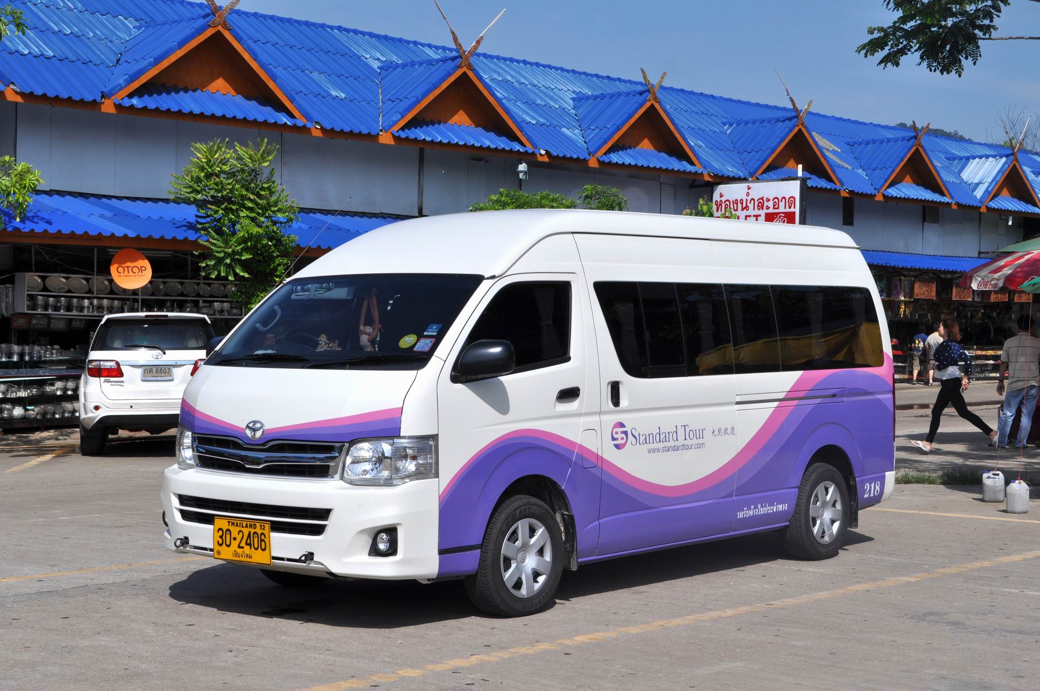 令人惊讶的是,整个面包车,就只有我和另一对北京来的小夫妻.