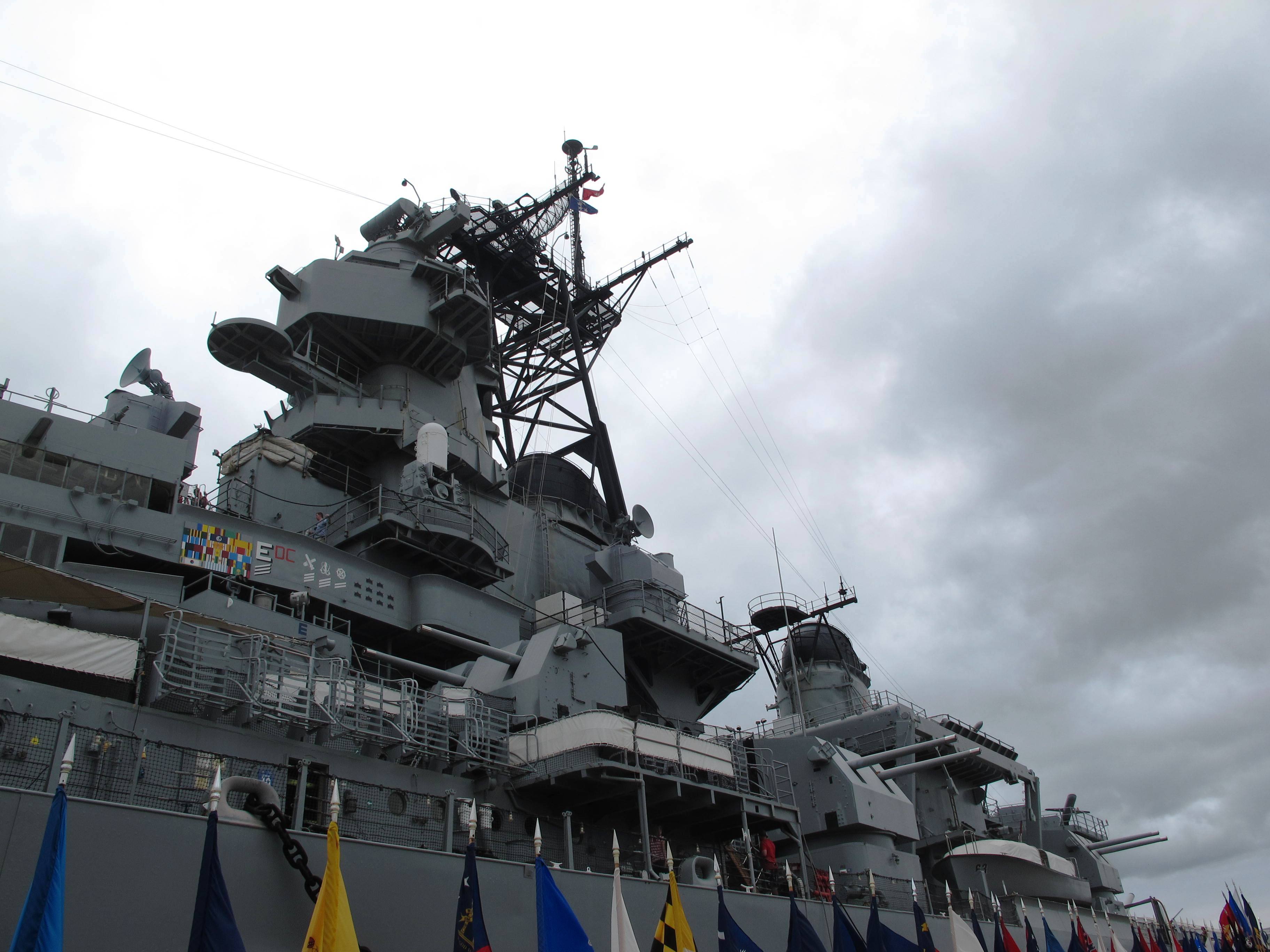 很威武的样子.满载达到6万吨. 珍珠港