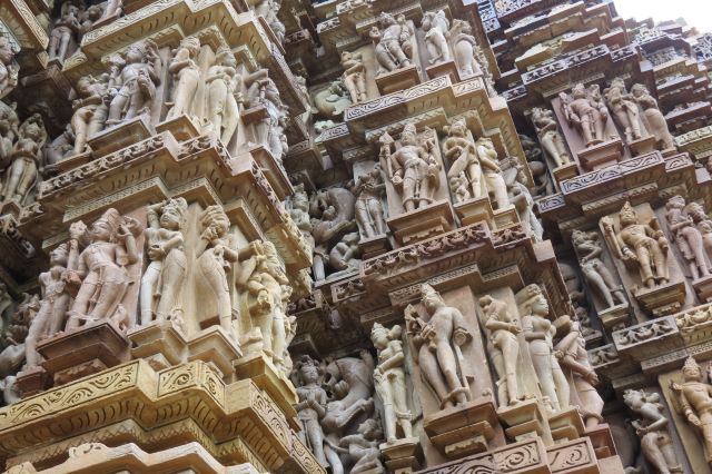 与西庙群琳琅满目的性爱雕塑不同,东庙群主要为耆那教建筑,虽也同样
